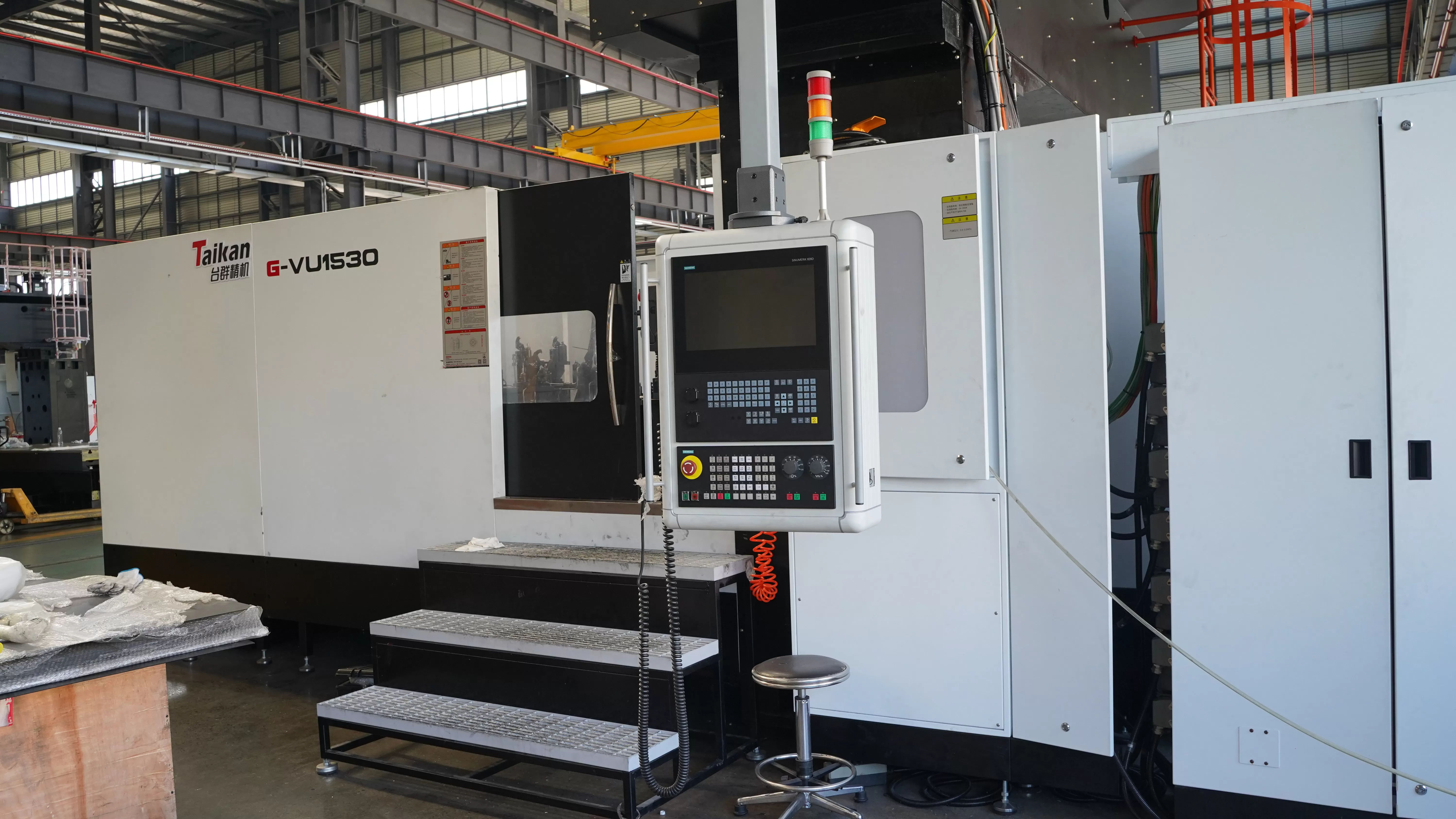 G-VU1530 مركز تشغيل جانتري بخمسة محاور: الدقة والقوة للمكونات المعقدة