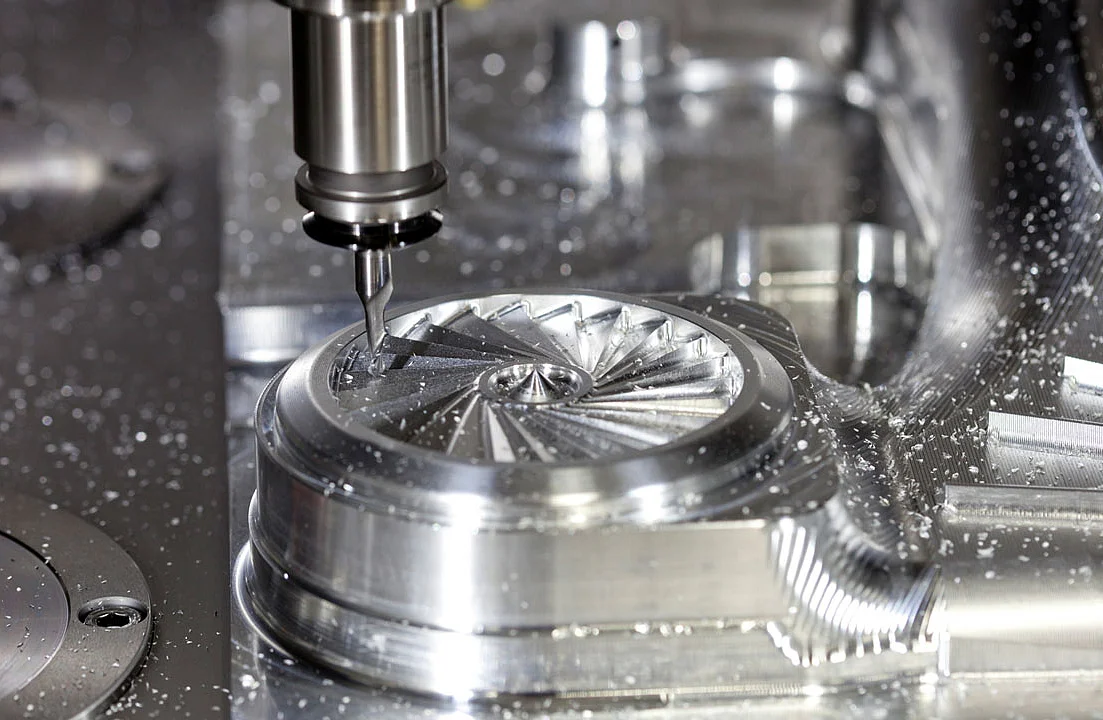 مركز تصنيع CNC يعمل