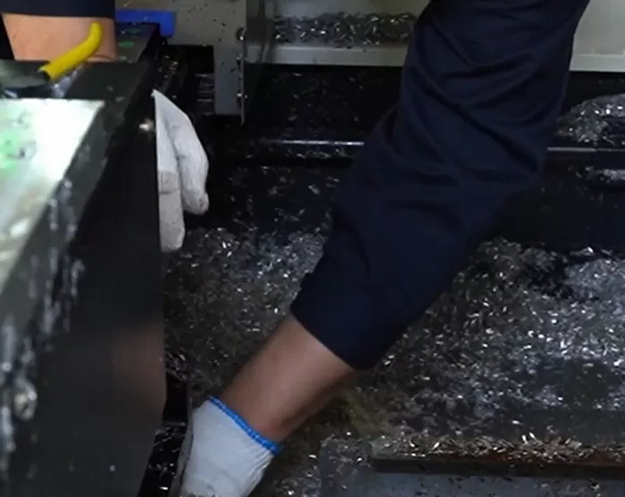 تنظيف مكونات CNC
